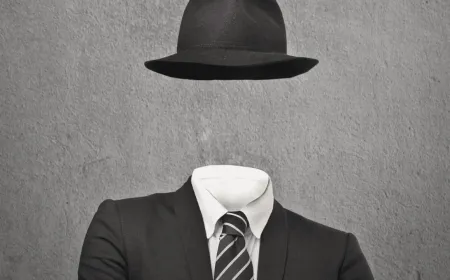 Görünmezliğin Paradoksu: Görünen Gözün Görünmezliğe Karşı Direnişi